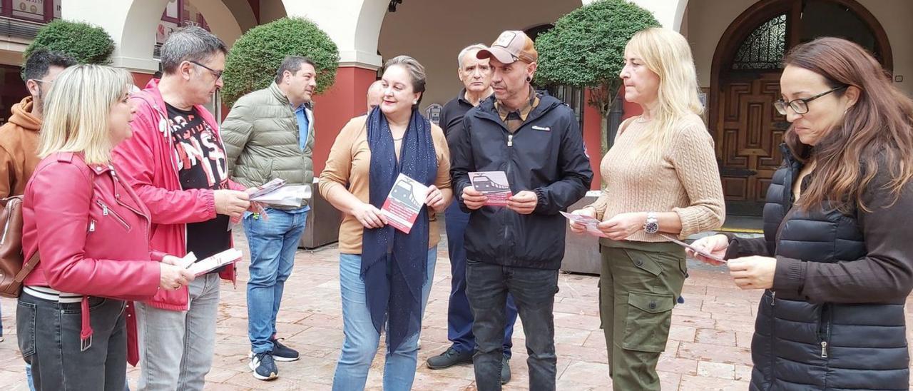 Representantes de organizaciones integradas en el movimiento social en defensa del tren, ayer, en Sama. | E. P.