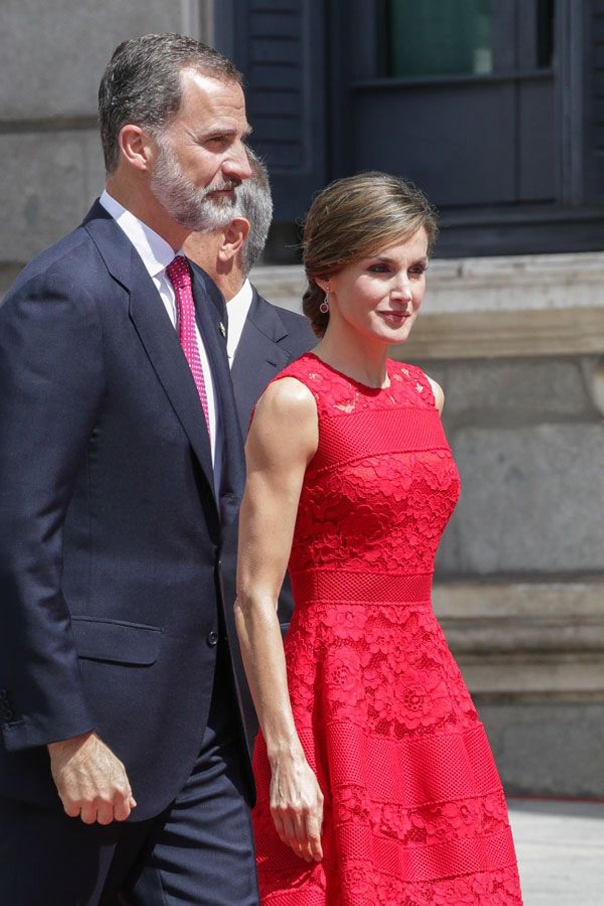 Letizia Ortiz y el vestido de encaje sin mangas de Carolina Herrera