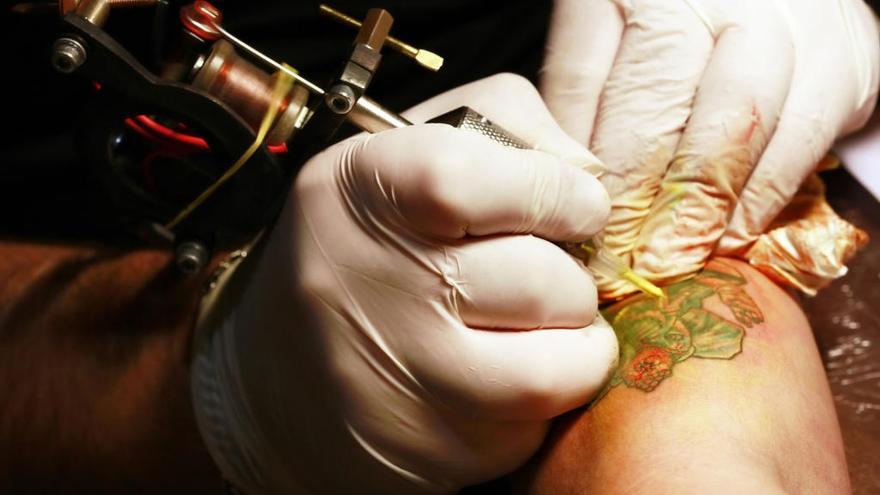 Un hombre se hace un tatuaje.