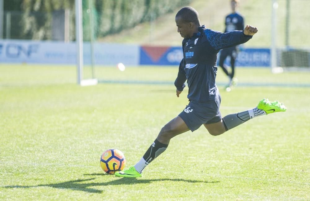 Celso Borges abandonó la sesión debido a un golpe en el tobillo derecho que le provocó un esguince. Su participación en el partido de Butarque dependerá de su evolución.