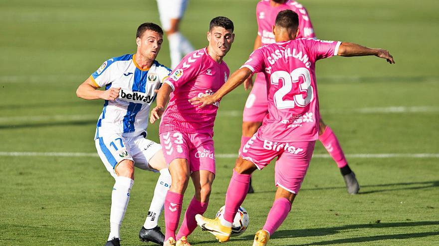 Sergio Ruiz (3) es acosado por un jugador rival mientras Dani Castellano despeja el balón, en el choque ante el Leganés.