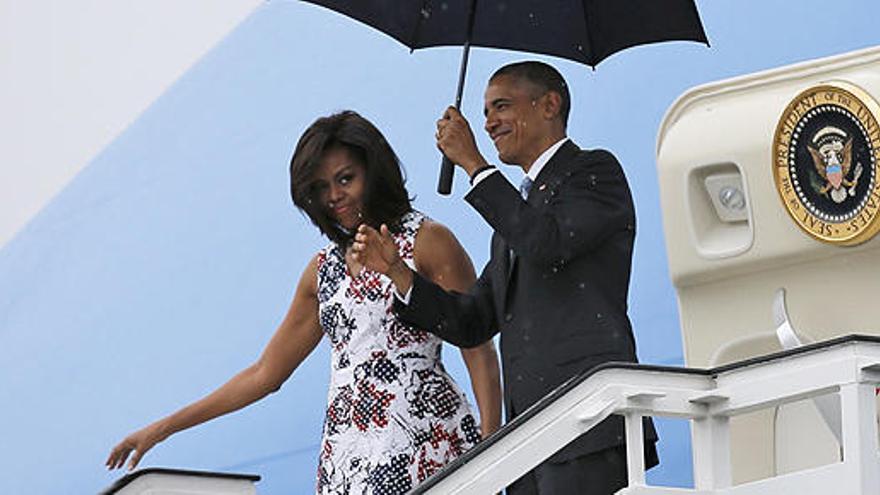 Barack Obama y su esposa Michelle, a su llegada a Cuba.