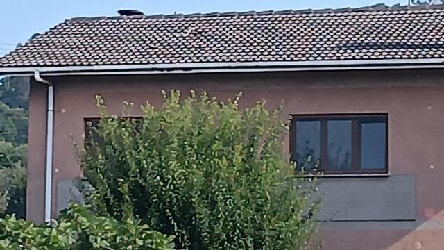 La casa que recibió el impacto de una piedra de la voladura