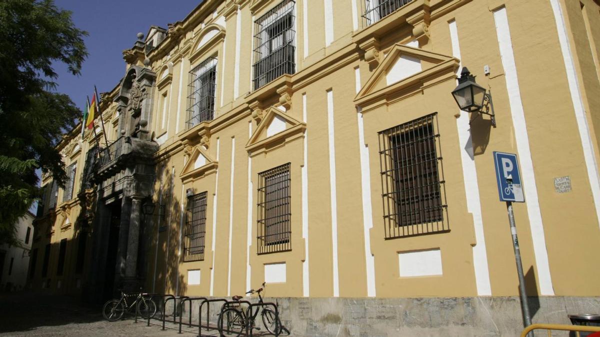 Fachada de la Facultad de Filosofía y Letras de Córdoba, donde se imparten los grados de humanidades.