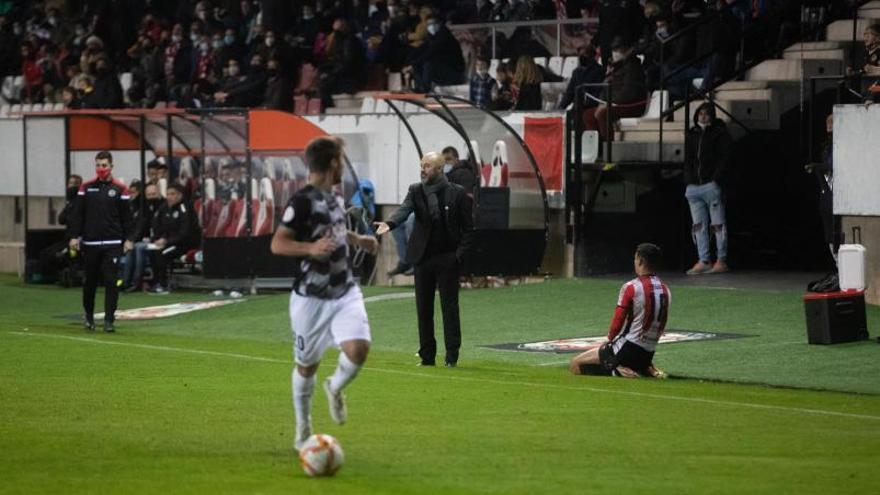 Dieguito, junto a Movilla, en una acción del partido, ayer. | E. F.