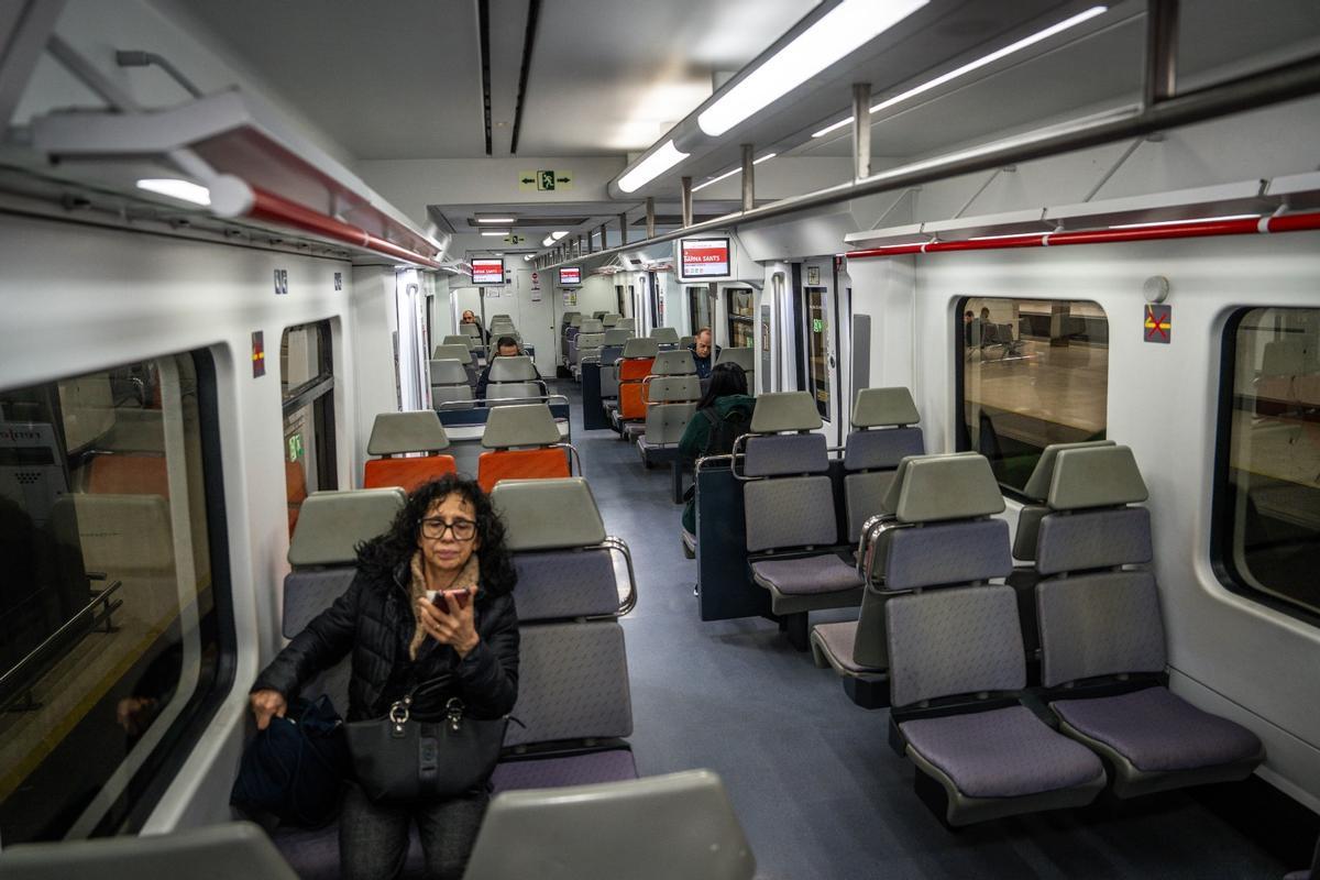 La estación de Sants, a primera hora de la mañana, el día del restablecimiento del servicio de Rodalies en Catalunya