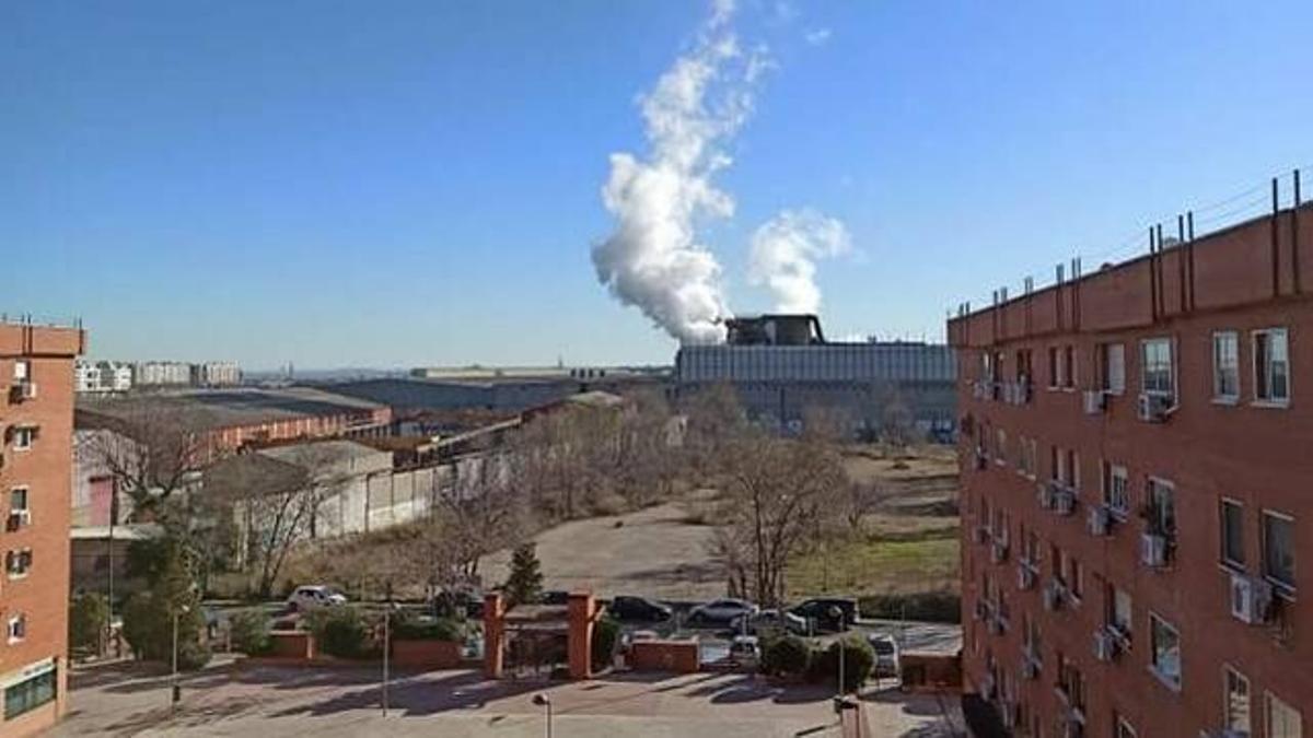 Vista de la fábrica desde las viviendas cercanas.