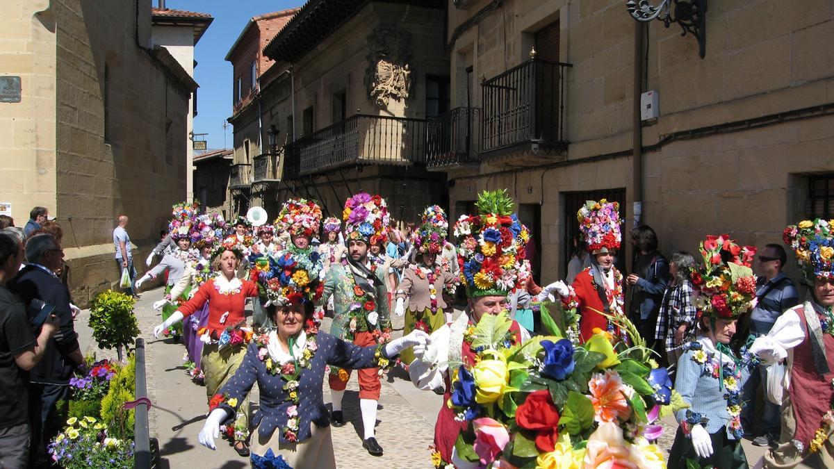 En Elciego conmemoran su Mercado de la Flor y la Huerta con desfiles y ofrendas floreales