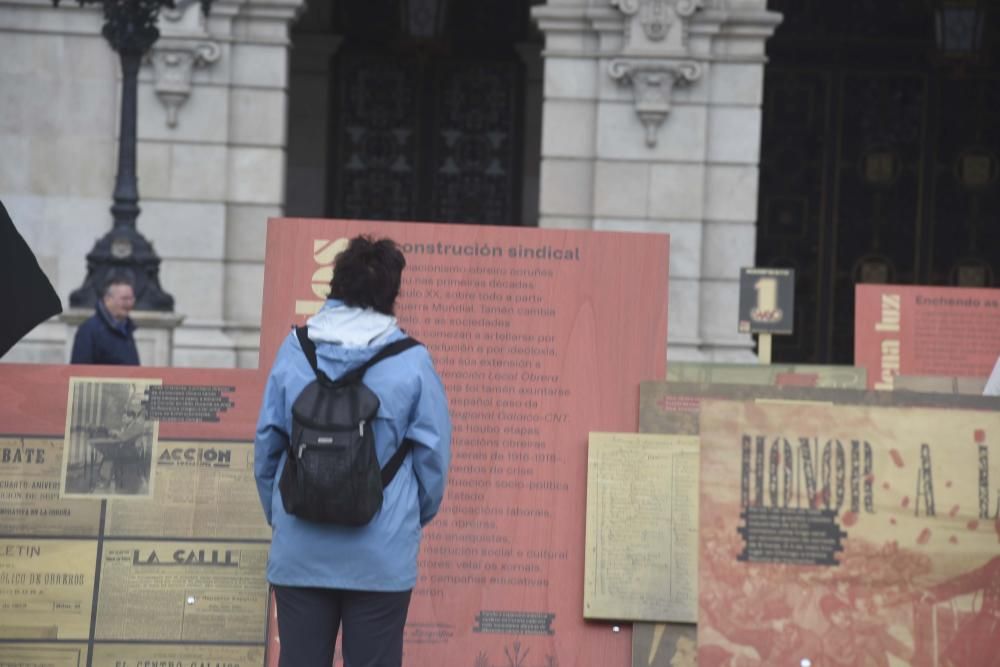 A praza de María Pita conta cunha exposición ao aire libre que recolle máis de cen anos de movemento obreiro na cidade, con lembranzas para as cigarreiras e os 'paseados'.