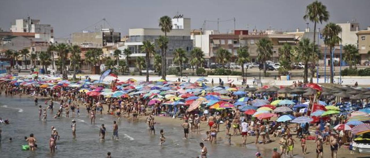 Miles de bañistas disfrutan de la jornada en la playa de los Náufragos de Torrevieja, una de las más concurridas del término municipal.