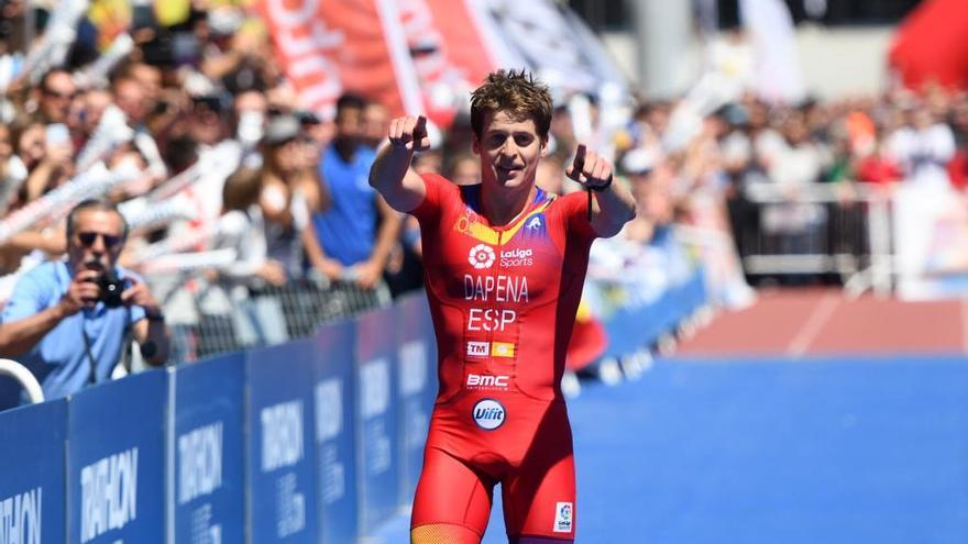 Pablo Dapena festeja su segundo puesto en el Mundial de Larga Distancia de Pontevedra. // G. Santos