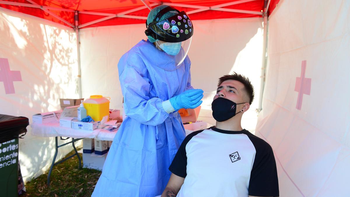 Un joven, haciéndose la prueba en el primer cribado en la ciudad deportiva.