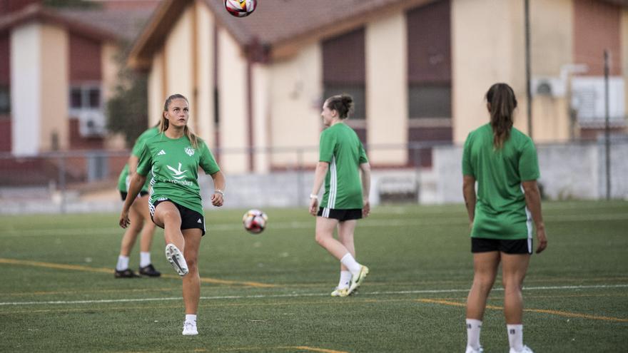 El Cacereño Femenino calibra sus avances ante el Sporting de Huelva