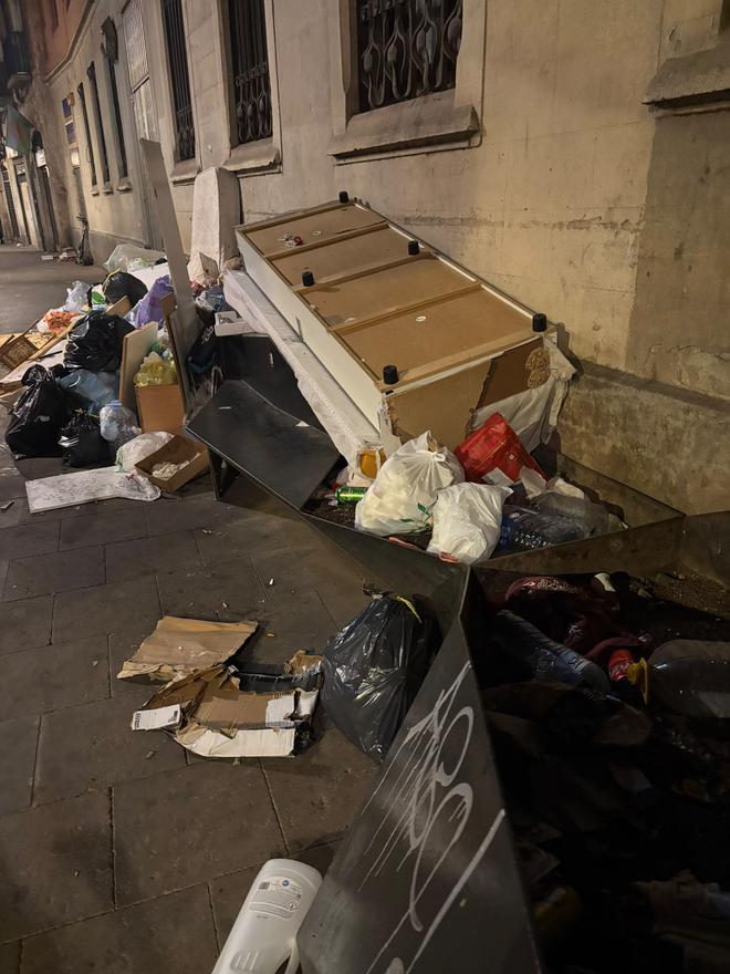 Acumulación de basura en las calles del Raval