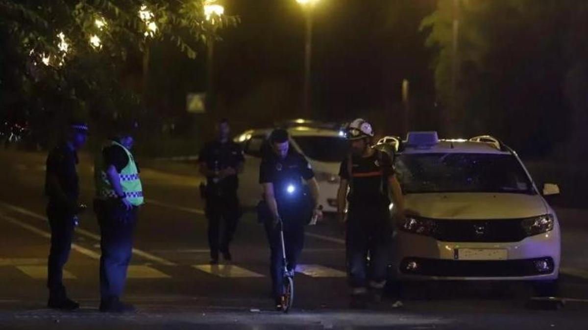 Agentes policiales recaban información en el lugar del accidente.