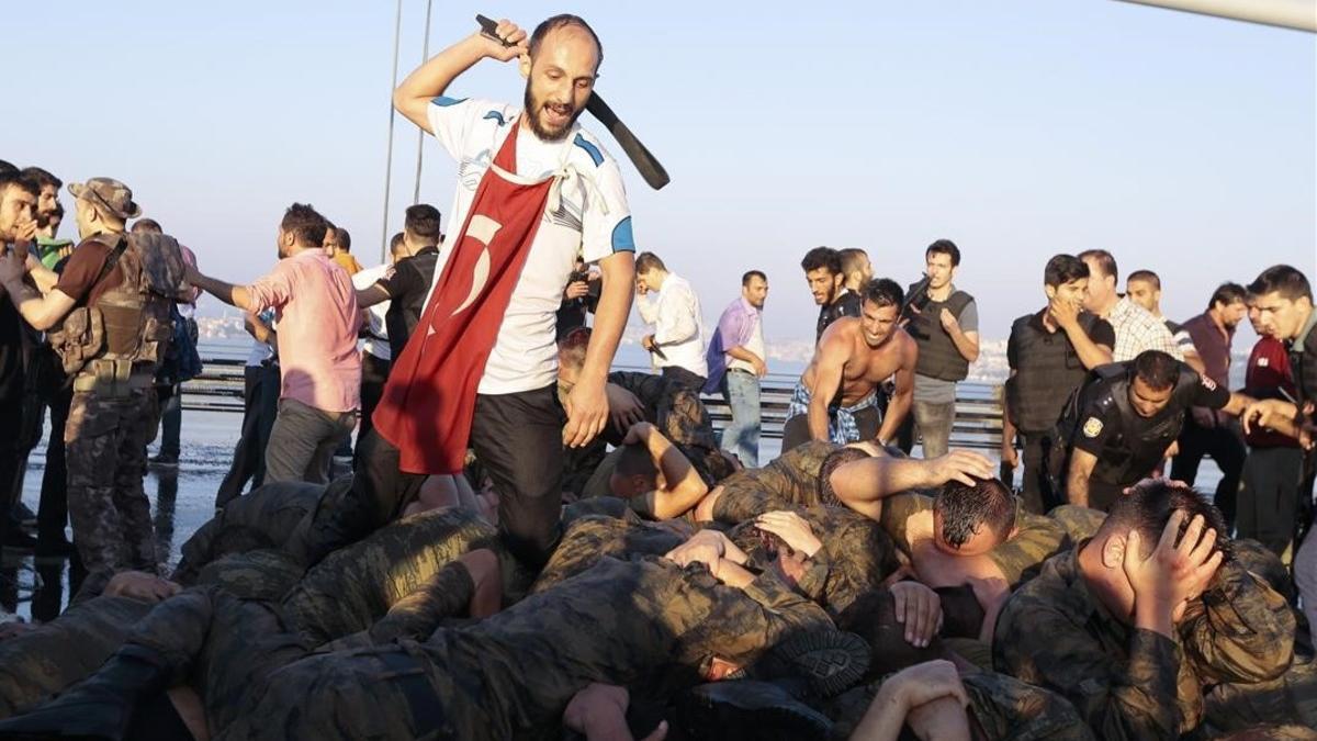 Un grupo de civiles golpea a soldados que se rindieron en Estambul.