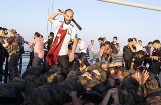 Turquía comienza una purga tras la sangrienta intentona golpista