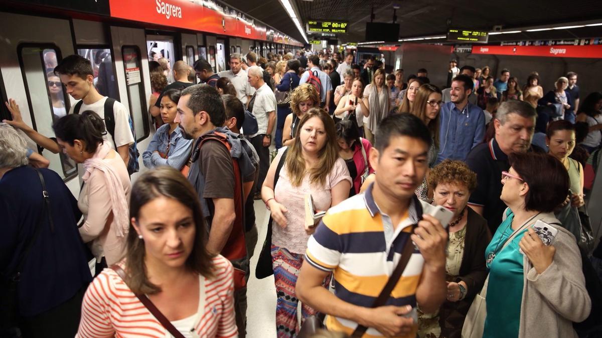 Andén abarrotado de usuarios en la estación de metro de Sagrera, este martes.