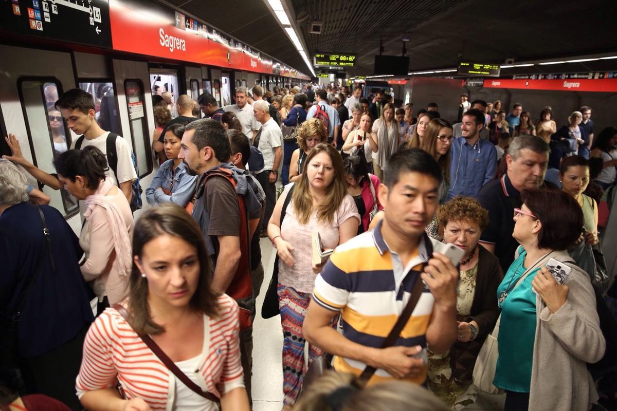 Andén abarrotado de usuarios en la estación de metro de Sagrera, en una imagen de archivo.