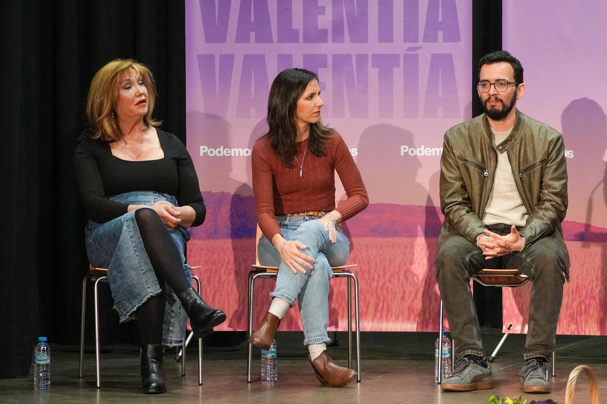 La secretaria general de Podemos, Ione Belarra (c), y el coordinador general de la formación en Castilla y León Miguel Ángel Llamas (d), y la presidenta de Plataforma Trans, Mar Cambrollé (i), durante un acto público, en el centro cívico Bailarín Vicente