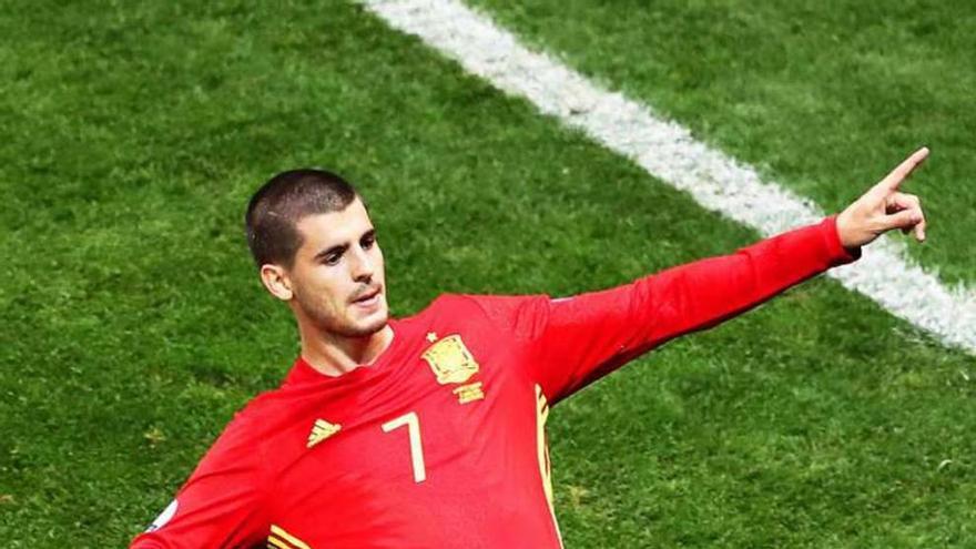 Morata celebra sobre el césped uno de sus dos goles.