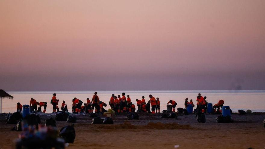 Dispositivo de limpieza en las playas valencianas tras la noche de San Juan