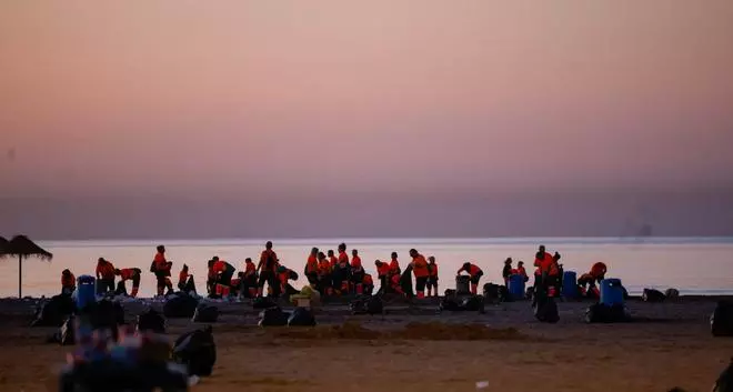 Dispositivo de limpieza en las playas valencianas tras la noche de San Juan