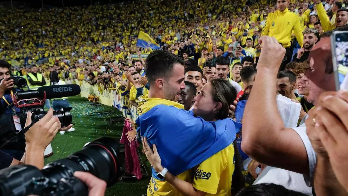 Kirian Rodríguez abraza a su pareja tras conseguir el ascenso con la UD Las Palmas en 2023.
