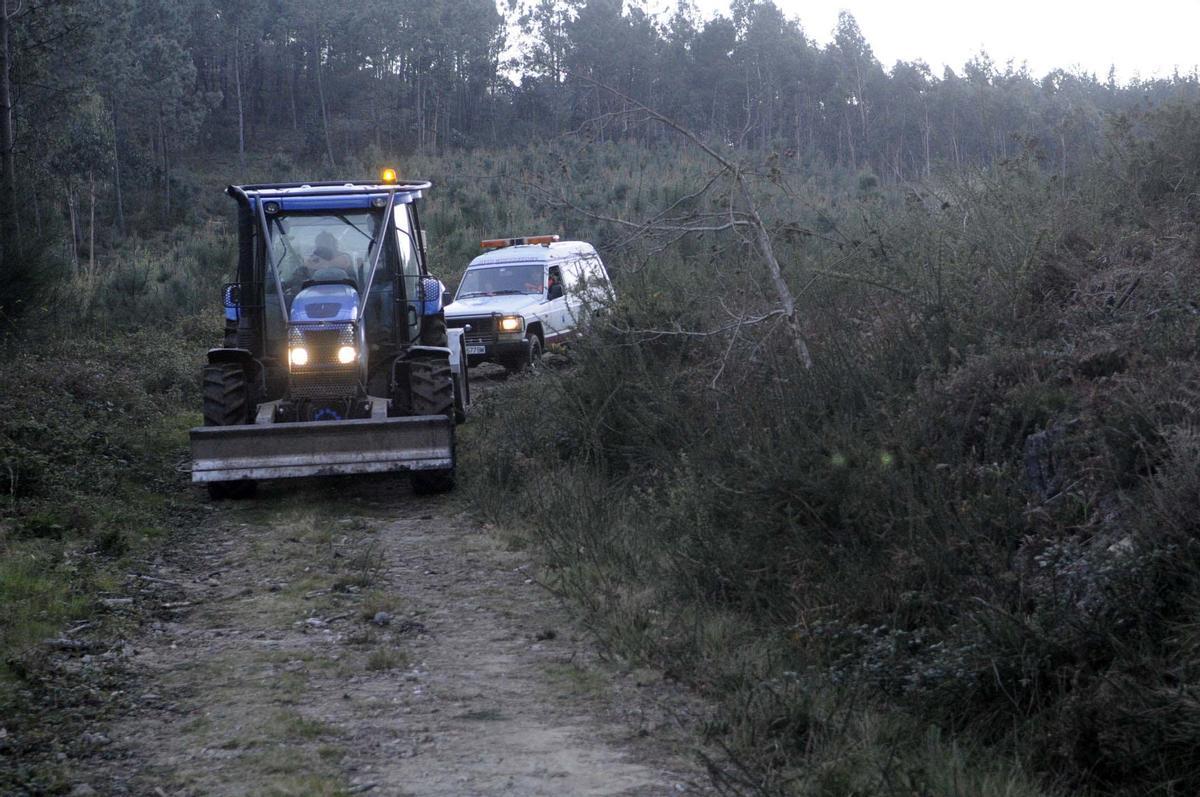 Un tractor de la comunidad de montes de Saiar, en una pista de Xiabre.