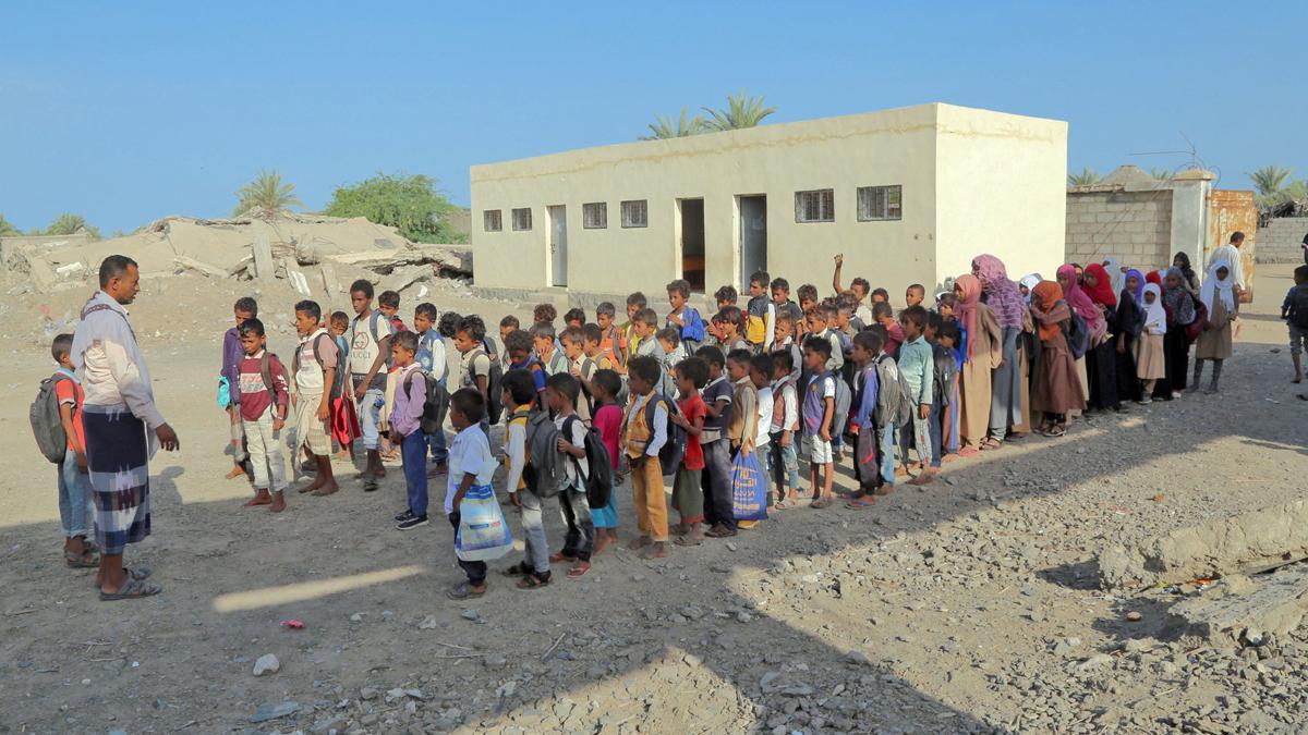 Cientos de niños de la provincia de Hodeida, en Yemen, han retomado el curso escolar en su país haciendo clases al aire libre, al encontrarse las escuelas prácticamente destruidas por la guerra.