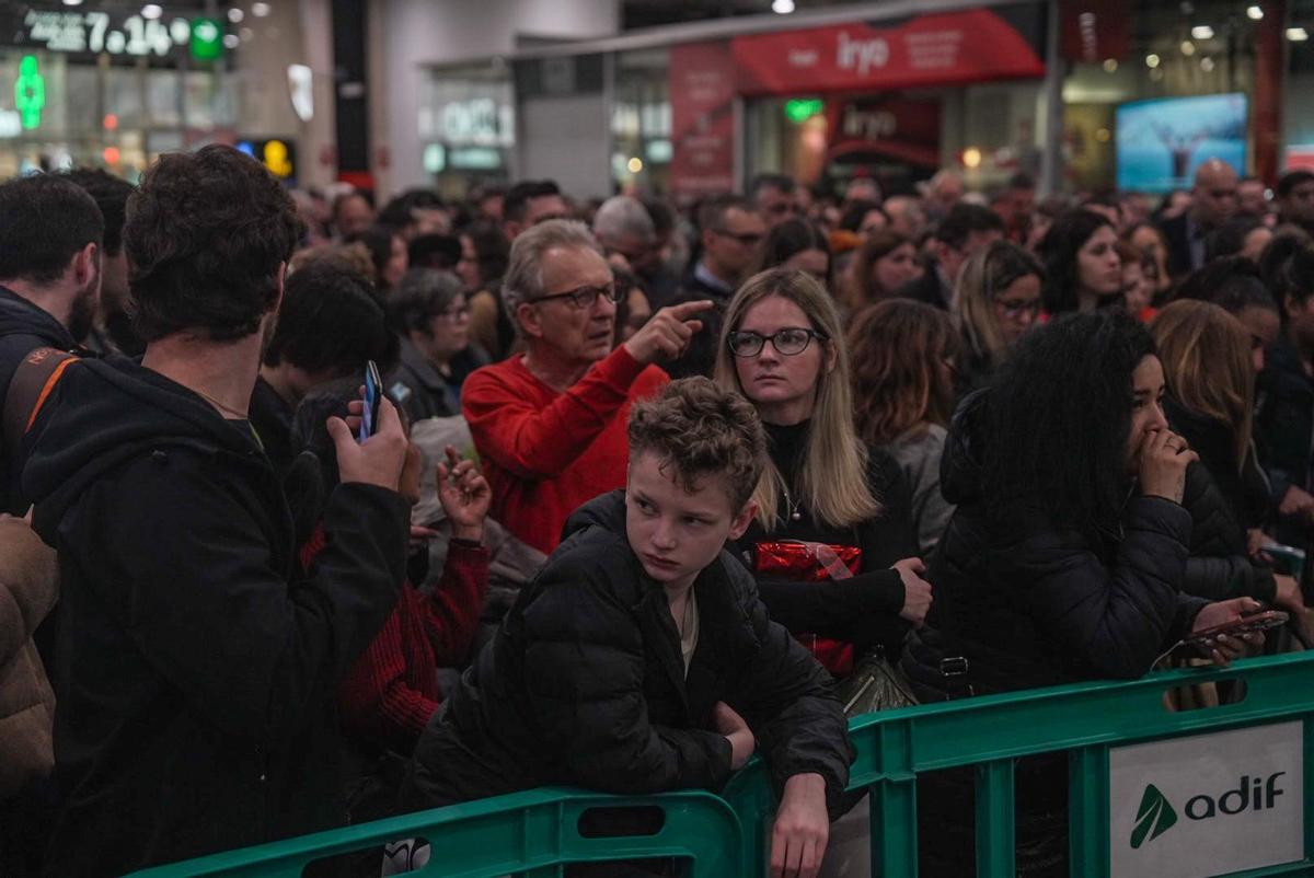 Caos y aglomeraciones en la estación de Sants