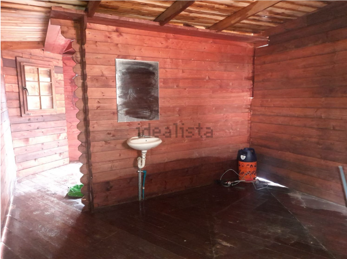 El interior de la casa ilegal de madera. | IDEALISTA