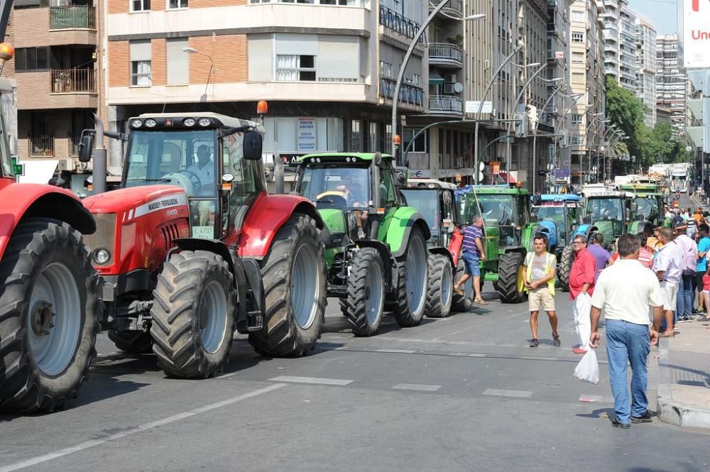 La Gran Vía de Murcia, paralizada por los agricultores