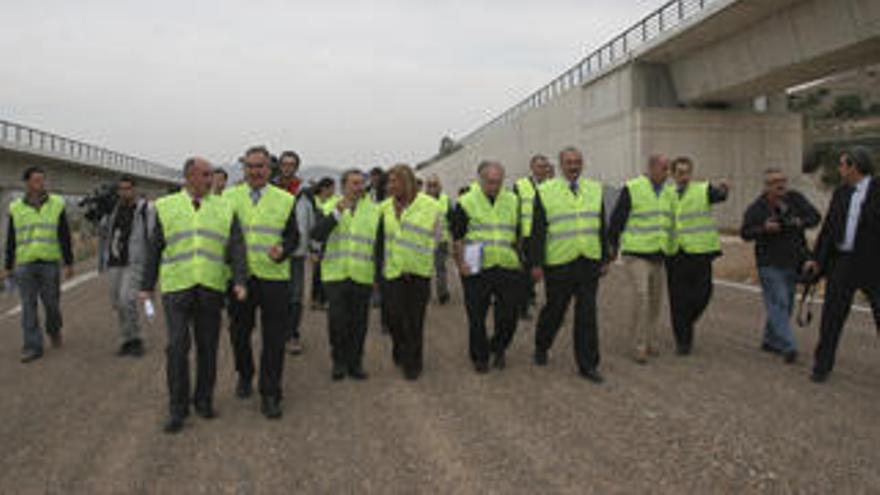 El presidente de ADIF (tercero por la derecha) durante el recorrido por las obras del AVE con varios altos cargos