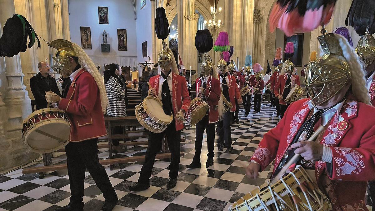 Desfile de estaciones del Jueves Santo. Judíos coliblancos durante su paso por el interior de la iglesia de Santa María la Mayor.