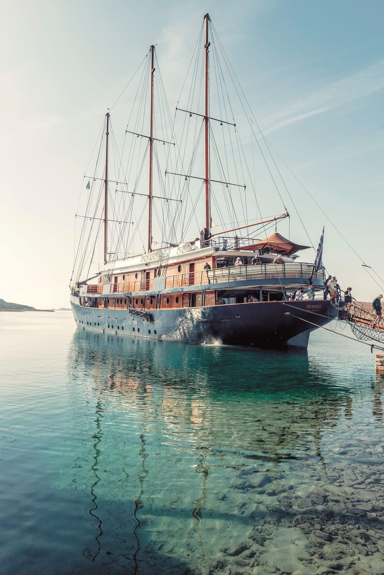 Velero MS Galileo atracando en la isla de Delos.
