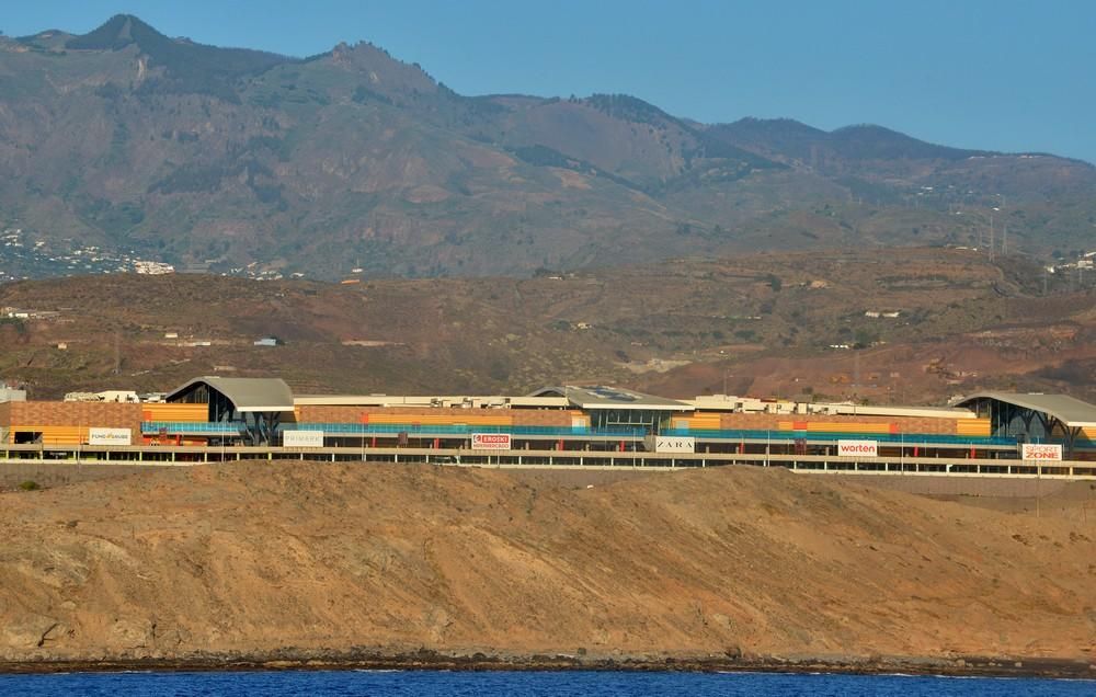 Erección del aerogenerador de Plocan en aguas de Telde