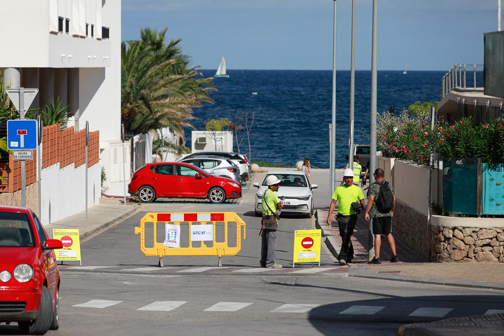 Las imágenes de las obras para sustituir la tubería que se rompió el pasado lunes en es Caló de s’Oli