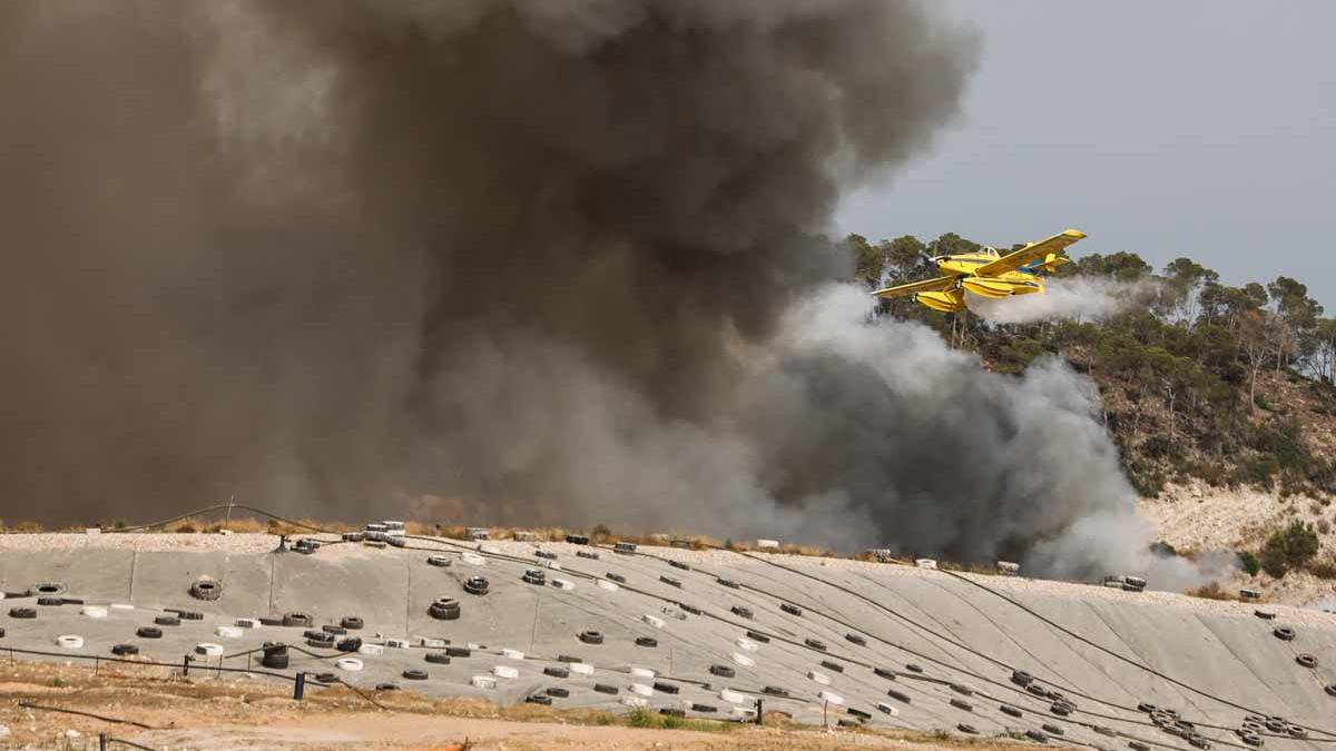 Nuevo incendio en el vertedero de Ibiza