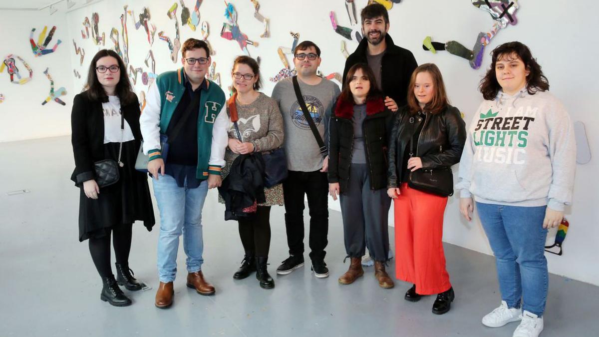 Jóvenes de la fundación IgualArte, ante
la muestra CORPOS en el Marco.  | // M. G. B.