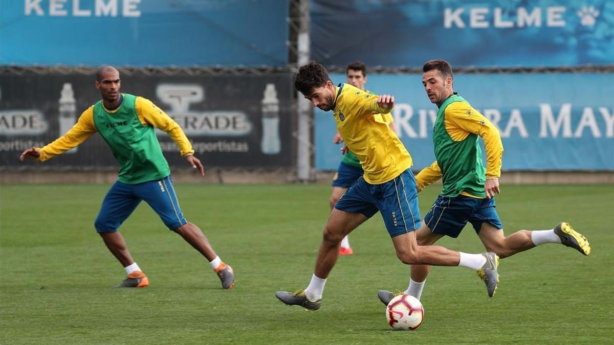 Dídac conduce el balón en un entrenamiento del Espanyol.