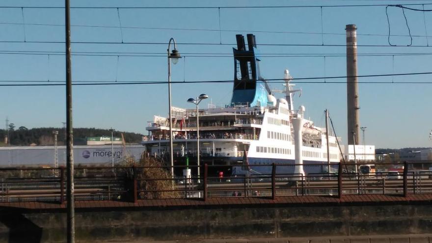 El crucero atracado en Avilés.