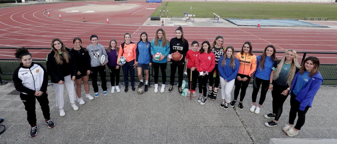 Diecisiete jóvenes promesas del deporte balear, en el polideportivo Príncipes de España.