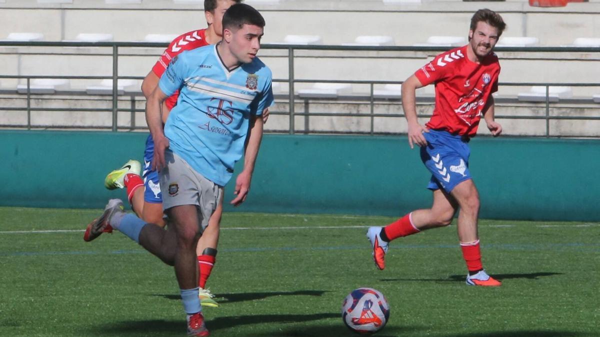 Pablo Marchena "Marche" en una acción de la última temporada con el Moaña en el campo Iago Aspas Juncal.