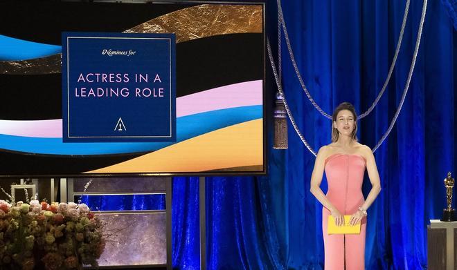 Renée Zellweger, con vestido de Giorgio Armani en la gala de los Premios Oscar 2021