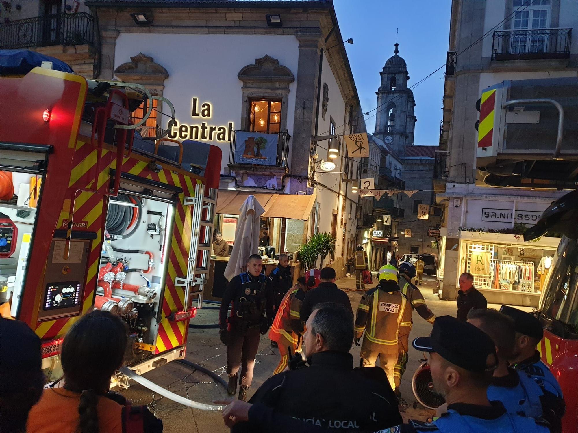 Un incendio en una vivienda obliga a cortar una calle del Casco Vello