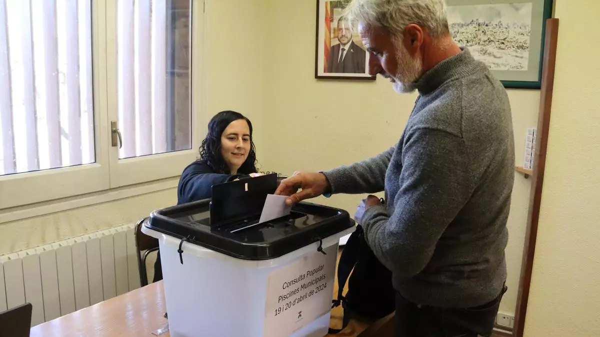 Es veïns d'Alpens, al Lluçanès, voten a favor de tenir piscina municipal en una consulta popular