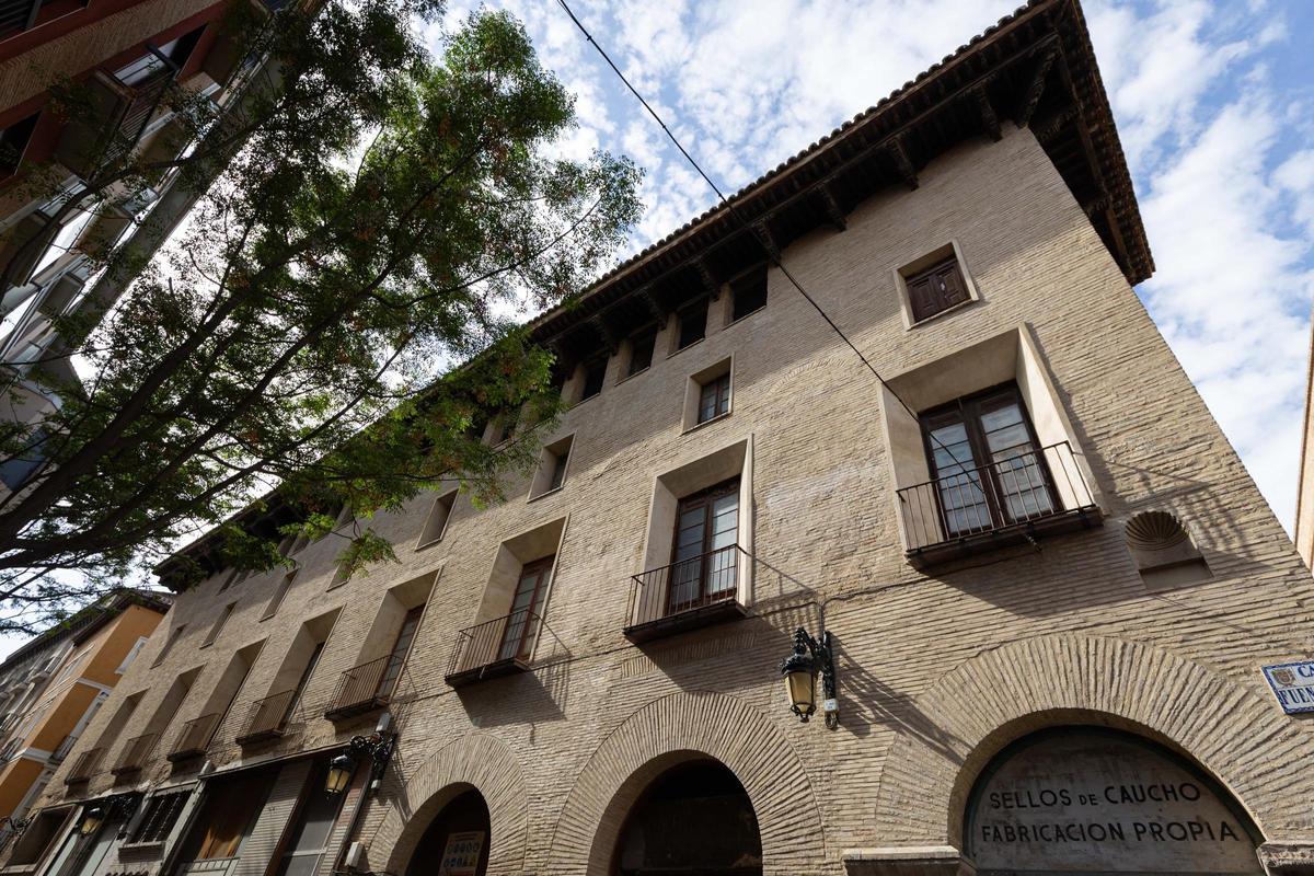 Fachada del palacio de los Condes de Fuenclara de Zaragoza, esta semana.