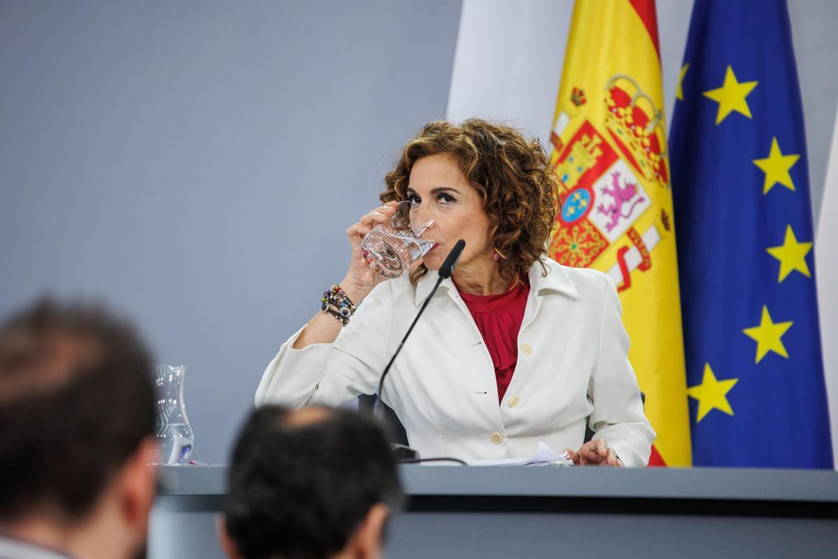 La vicepresidenta primera y ministra de Hacienda, María Jesús Montero, este martes en la rueda de prensa del Consejo de Ministros.