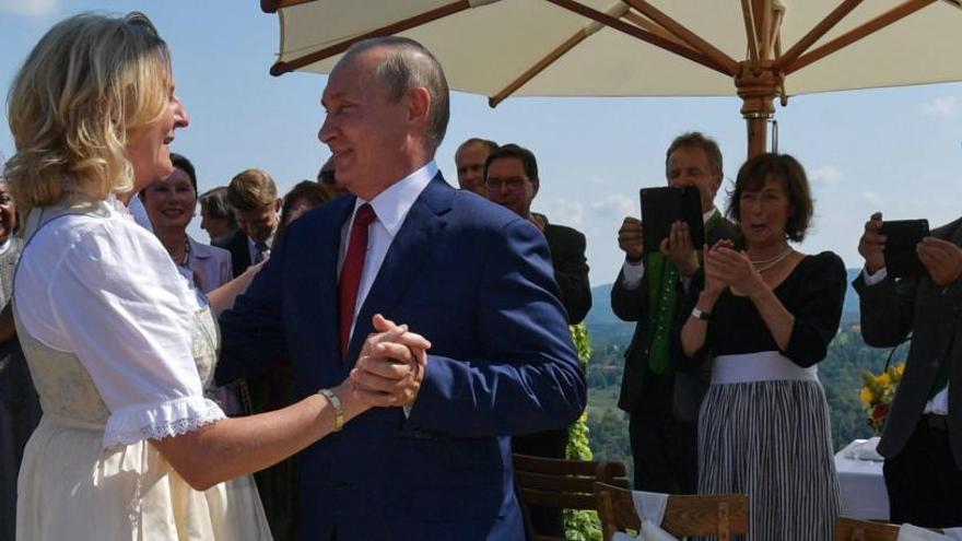 Vladímir Putin baila con Karin Kneissl.